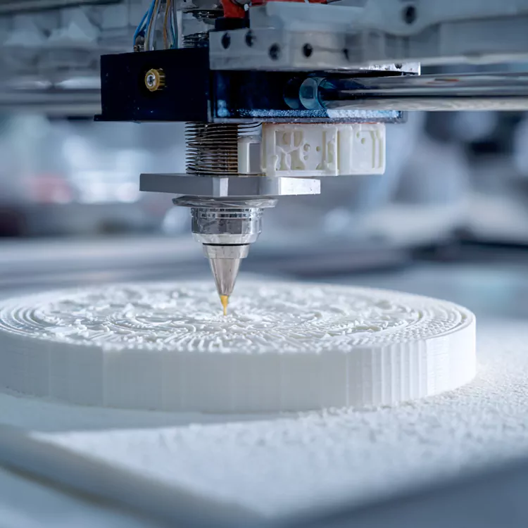 Как люди выбирают между 3D-печатью и традиционным производством пластика?